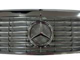 РЕШЕТКА РАДИАТОРА С ЭМБЛЕМОЙ ХРОМ MERCEDES W124 83-95 за 10 900 тг. в Алматы