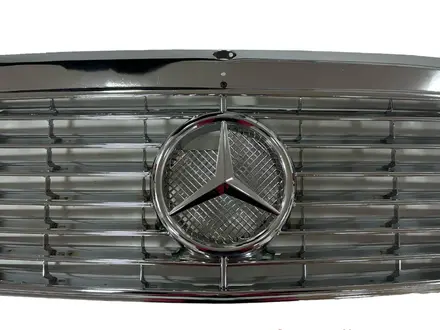 РЕШЕТКА РАДИАТОРА С ЭМБЛЕМОЙ ХРОМ MERCEDES W124 83-95 за 10 900 тг. в Алматы