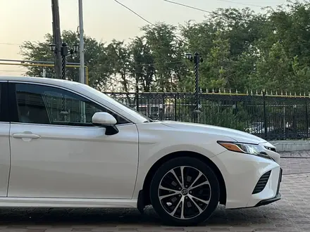Toyota Camry 2018 года за 10 800 000 тг. в Шымкент – фото 3