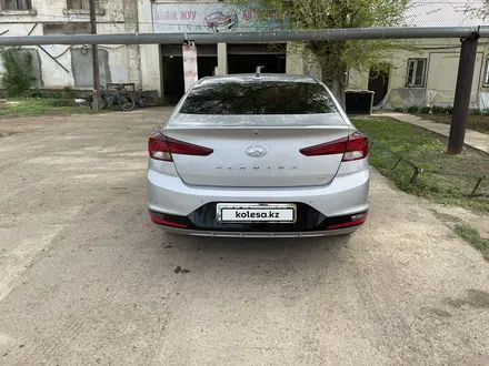 Hyundai Elantra 2019 года за 9 200 000 тг. в Уральск – фото 2