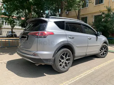 Toyota RAV4 2019 года за 10 920 000 тг. в Актобе – фото 2