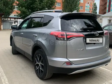 Toyota RAV4 2019 года за 10 920 000 тг. в Актобе – фото 4