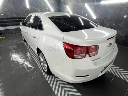 Chevrolet Malibu 2014 года за 6 500 000 тг. в Атырау – фото 2