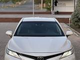 Toyota Camry 2020 года за 15 000 000 тг. в Атырау – фото 2