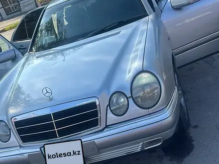 Mercedes-Benz E 230 1995 года за 2 700 000 тг. в Тараз – фото 2