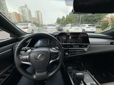 Lexus ES 200 2022 года за 16 500 000 тг. в Астана – фото 3