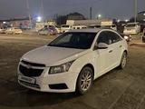 Chevrolet Cruze 2011 года за 2 700 000 тг. в Атырау – фото 2