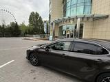 Toyota Camry 2023 года за 14 500 000 тг. в Костанай – фото 2