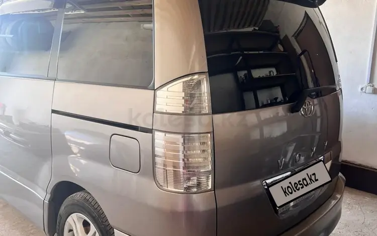 Toyota Voxy 2005 года за 5 500 000 тг. в Атырау