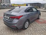 Hyundai Solaris 2018 года за 4 600 000 тг. в Атырау – фото 2