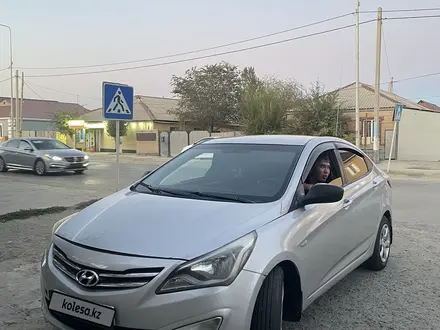 Hyundai Solaris 2015 года за 3 500 000 тг. в Атырау – фото 2