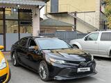 Toyota Camry 2020 года за 11 500 000 тг. в Алматы – фото 2