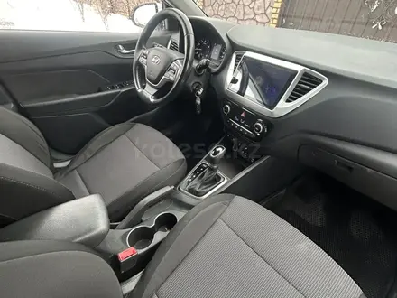 Hyundai Accent 2018 года за 7 000 000 тг. в Актобе – фото 5