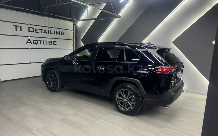 Toyota RAV4 2022 года за 15 500 000 тг. в Актобе