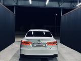 Toyota Camry 2023 года за 18 500 000 тг. в Туркестан – фото 4