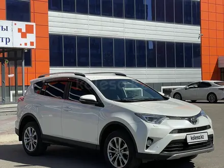 Toyota RAV4 2018 года за 13 000 000 тг. в Петропавловск – фото 2