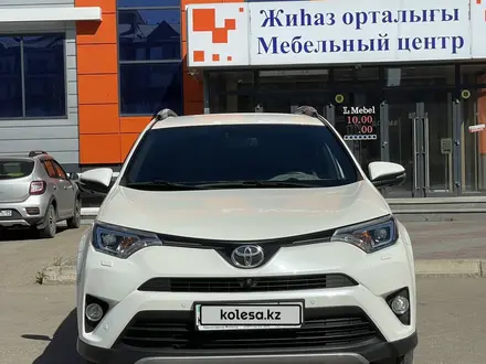 Toyota RAV4 2018 года за 13 000 000 тг. в Петропавловск