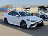 Toyota Camry 2023 года за 8 500 000 тг. в Уральск – фото 2