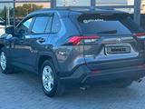 Toyota RAV4 2021 годаүшін15 750 000 тг. в Уральск – фото 4