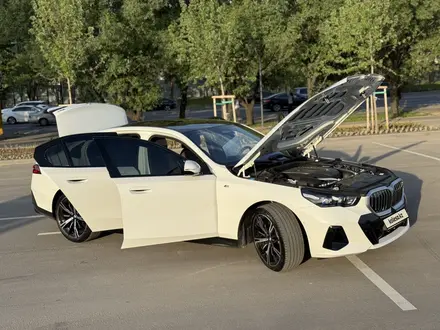 BMW 530 2025 года за 38 800 000 тг. в Алматы – фото 21
