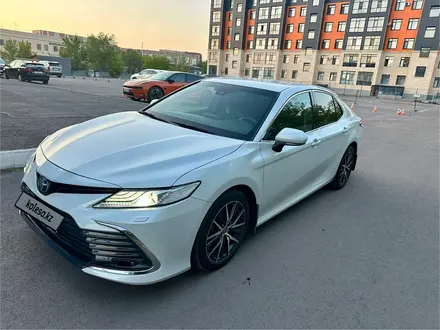 Toyota Camry 2021 года за 15 500 000 тг. в Караганда – фото 2