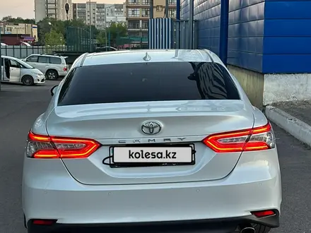 Toyota Camry 2021 года за 15 500 000 тг. в Караганда – фото 3