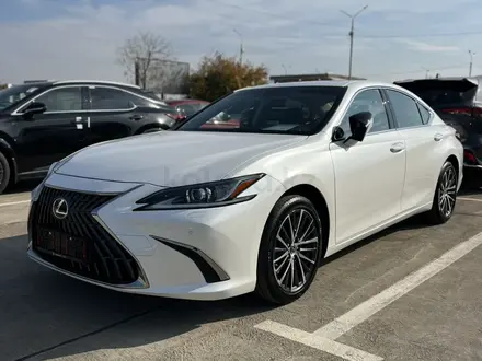 Lexus ES 250 2022 года за 24 000 000 тг. в Актау