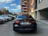 Toyota Camry 2022 года за 8 500 000 тг. в Атырау – фото 2