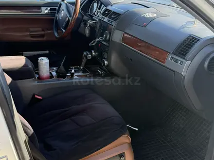 Volkswagen Touareg 2005 года за 4 200 000 тг. в Астана – фото 5