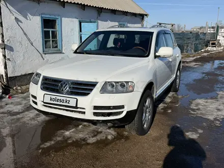 Volkswagen Touareg 2005 года за 4 200 000 тг. в Астана – фото 2