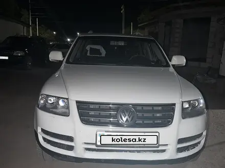 Volkswagen Touareg 2005 года за 4 200 000 тг. в Астана