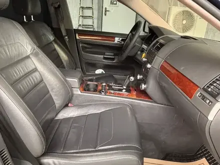 Volkswagen Touareg 2005 года за 5 258 000 тг. в Караганда – фото 12