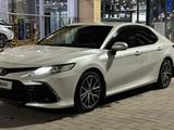 Toyota Camry 2021 года за 15 200 000 тг. в Астана