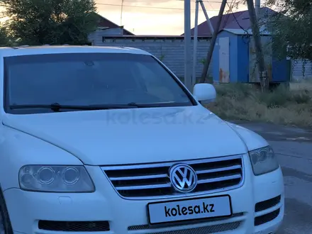 Volkswagen Touareg 2004 года за 3 500 000 тг. в Шымкент – фото 2