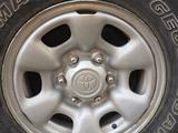 Оригинальный комплект б/у металических дисков на Тойота Хайлюкс за 100 000 тг. в Актобе