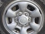 Оригинальный комплект б/у металических дисков на Тойота Хайлюкс за 100 000 тг. в Актобе – фото 2