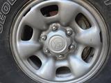 Оригинальный комплект б/у металических дисков на Тойота Хайлюкс за 100 000 тг. в Актобе – фото 3