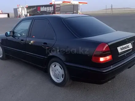 Mercedes-Benz C 180 1995 года за 2 100 000 тг. в Уральск – фото 2