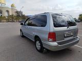 Kia Carnival 2002 года за 2 480 000 тг. в Актау – фото 2