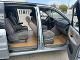 Kia Carnival 2002 года за 2 480 000 тг. в Актау – фото 4