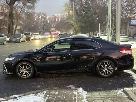 Toyota Camry 2021 года за 16 200 000 тг. в Алматы – фото 4