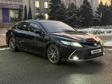 Toyota Camry 2021 года за 16 200 000 тг. в Алматы