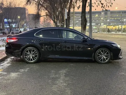 Toyota Camry 2021 года за 16 200 000 тг. в Алматы – фото 5