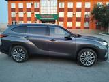 Toyota Highlander 2021 года за 24 800 000 тг. в Семей
