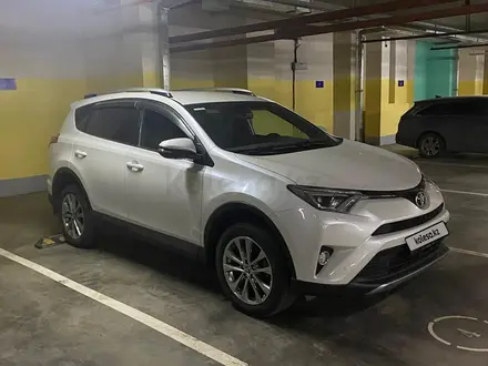 Toyota RAV4 2018 года за 12 700 000 тг. в Астана