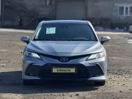 Toyota Camry 2022 года за 13 500 000 тг. в Актобе – фото 2