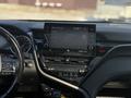 Toyota Camry 2022 годаүшін13 500 000 тг. в Актобе – фото 14