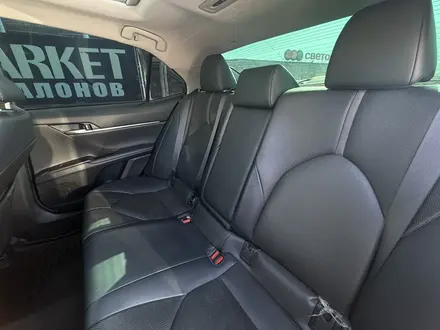 Toyota Camry 2022 года за 13 500 000 тг. в Актобе – фото 16