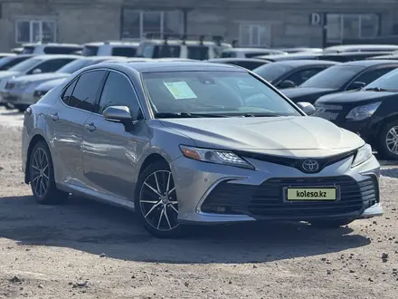 Toyota Camry 2022 года за 13 500 000 тг. в Актобе – фото 5