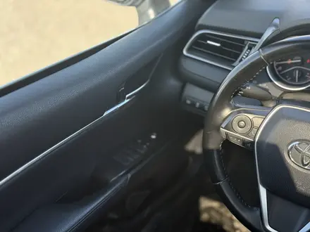 Toyota Camry 2022 года за 13 500 000 тг. в Актобе – фото 7